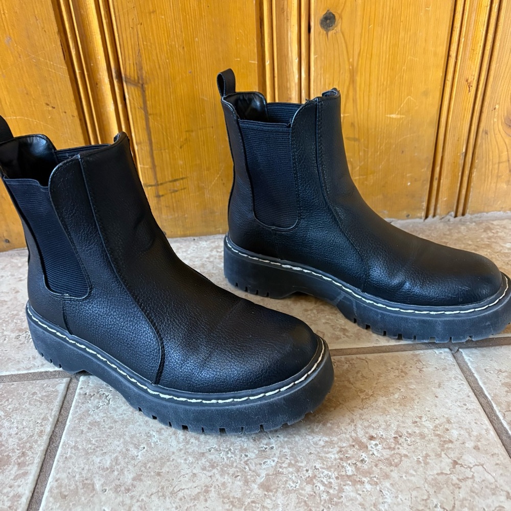 Sincerely Jules | Women's Black Lug Sole Chelsea Boots Size 7